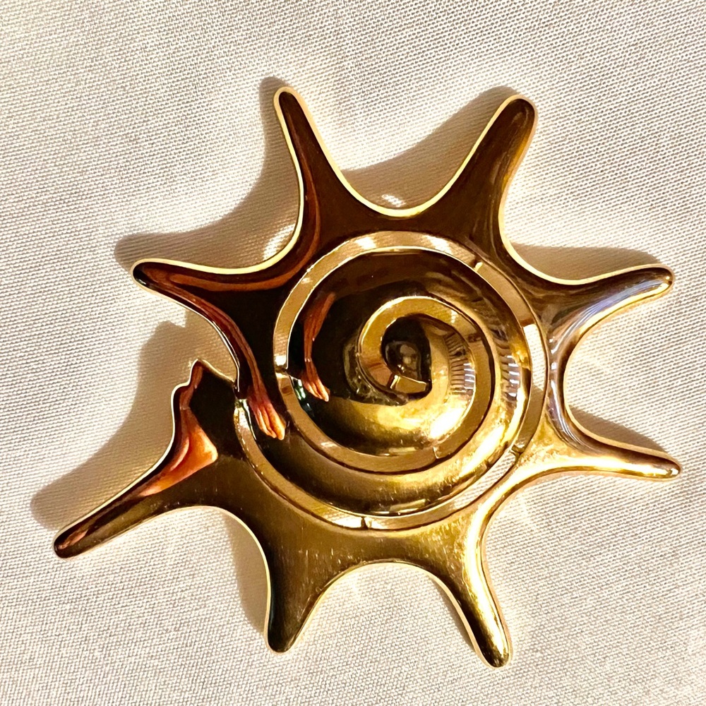 Vintage Monet Goldtone Sunburst Brooch - Picture 4 of 8